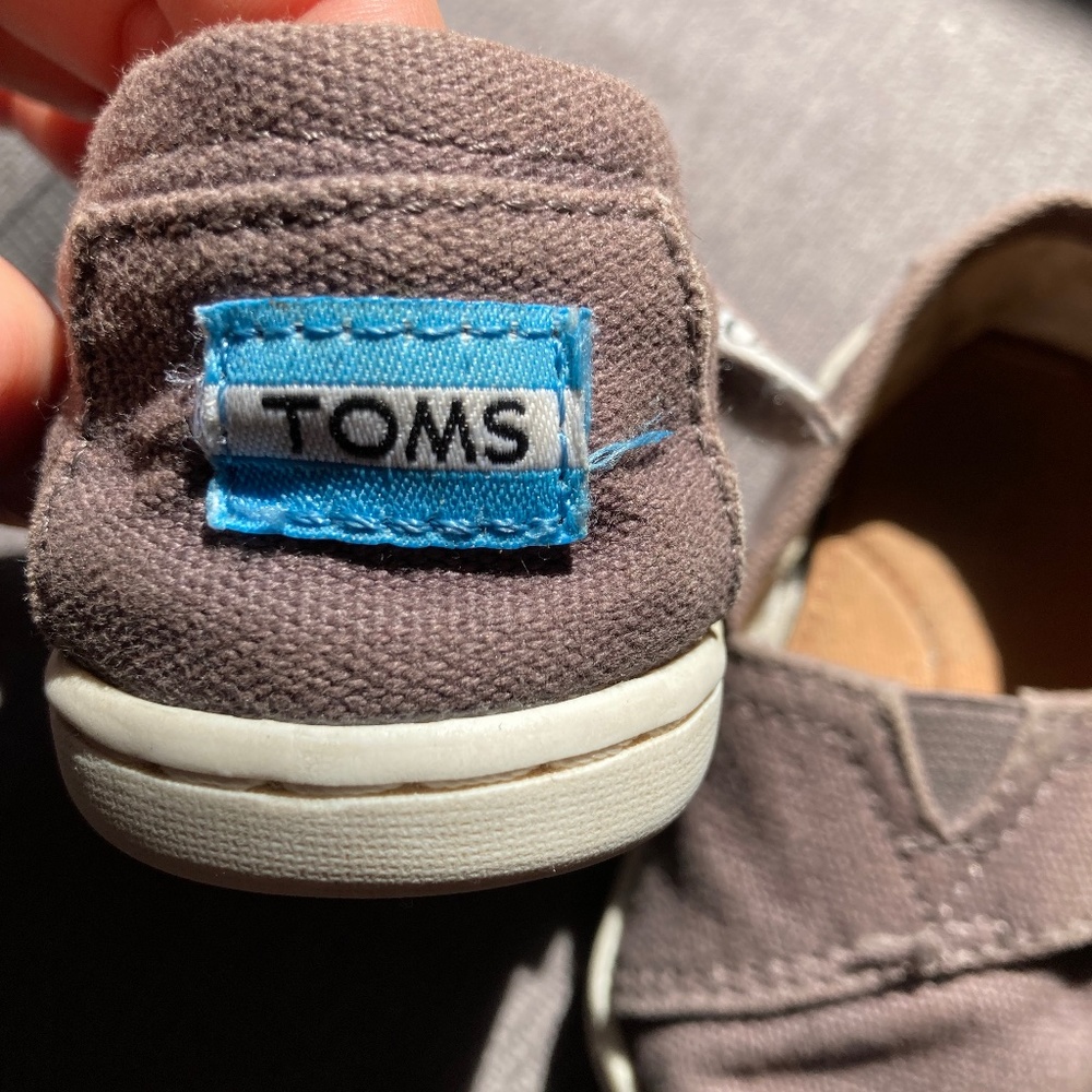 Baby TOMS size 4